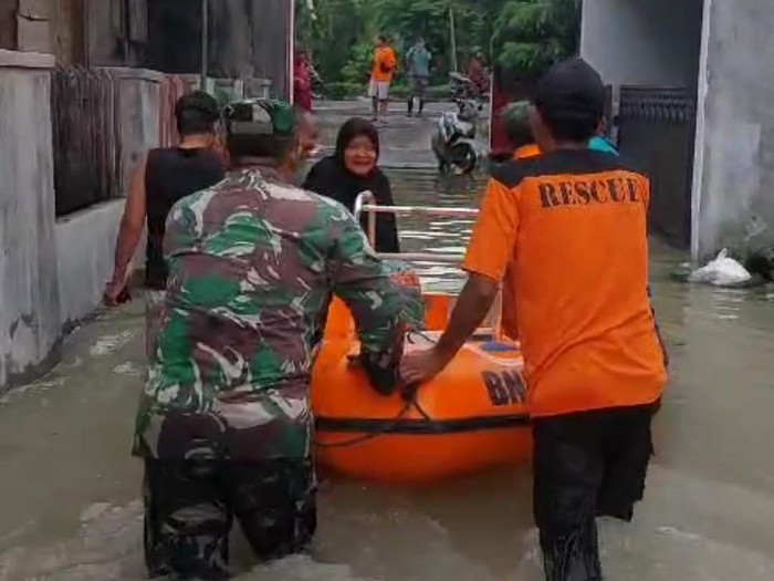 Proses evakuasi korban banjir yang dilakukan BPBD Grobogan bersama TNI-Polri. Foto diunggah Rabu (7/2/2024).