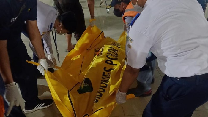 Proses evakuasi korban yang meninggal di Terminal Purabaya Bungurasih Sidoarjo