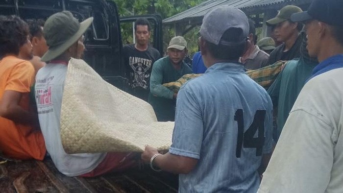 Proses evakuasi nelayan di Belitung yang ditemukan tewas.