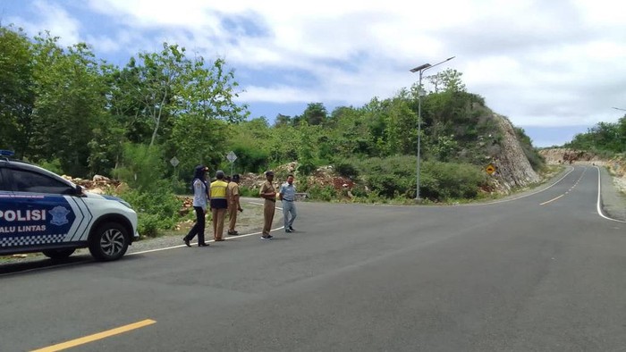 Salah satu persimpangan di JJLS di wilayah Gunungkidul yang masih belum terpasang lampu APILL