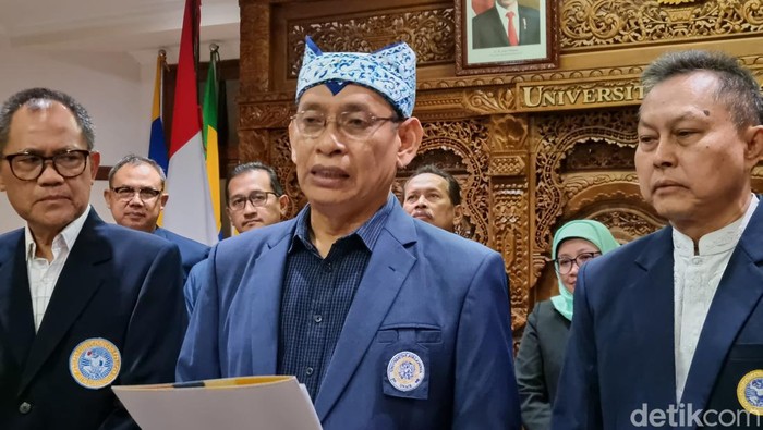 Rektor Unair Prof Nasih saat menyampaikan deklarasi Unair tentang demokrasi dan pemilu 2024.