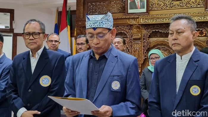 Rektor Unair Prof Nasih saat menyampaikan deklarasi Unair tentang demokrasi dan pemilu 2024.