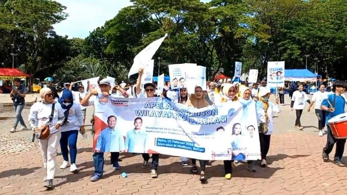 Relawan Barisan Intelektual Strategi Objektif Nasional (BISON) melakukan aksi long march di Kota Bekasi, Rabu (7/2/2024). Aksi itu untuk memberikan dukungan kepada Prabowo-Gibran.