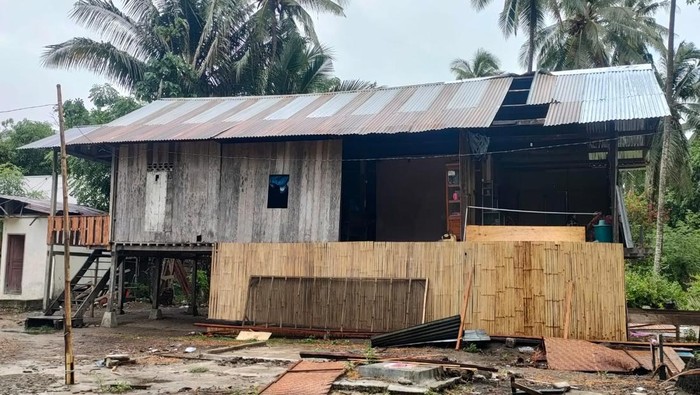 Rumah warga rusak diterjang angin kencang di Polman.