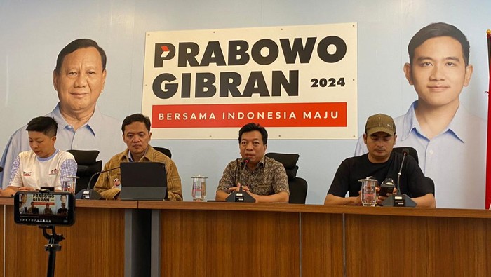 Sekelompok orang berambut cepak yang mengaku sebagai mahasiswa