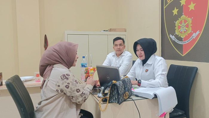 Selebgram Aceh Cut Wahyuni alias Cut Bul (kiri) saat menjalani pemeriksaan kasus pencemaran baik sebagai tersangka. (Dok. Polda Aceh)