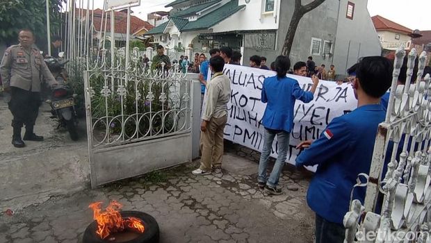 Seorang demonstran menyegel gerbang kantor KPU Kota Tasikmalaya.
