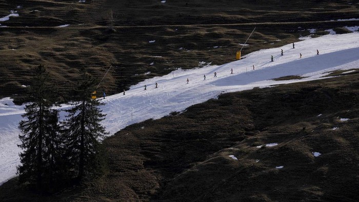 People enjoy the day at a ski hill prepared with artificial snow near Bayrischzell, Germany, Tuesday, Feb. 6, 2024. (AP Photo/Matthias Schrader)