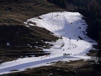 Serunya Warga Jerman Bermain Ski di Atas Salju Buatan