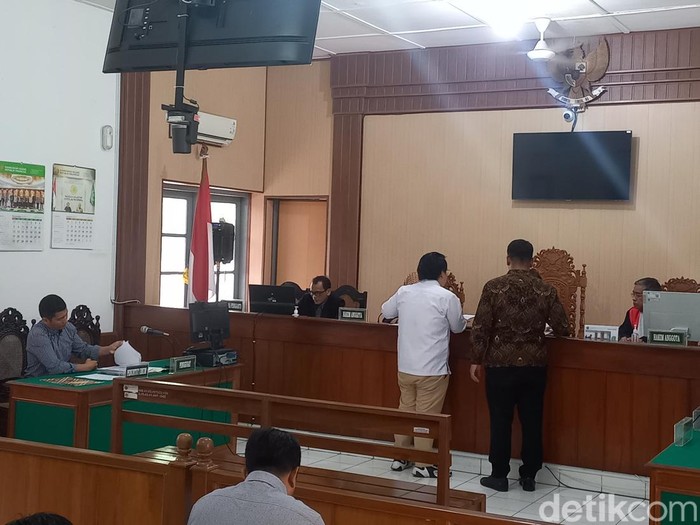 Sidang perdana perkara Almas Tsaqibbirru menggugat Wali Kota Solo sekaligus cawapres nomor urut 02,. Gibran Rakabuming Raka, di Pengadilan Negeri (PN) Solo, Rabu (7/2/2024).