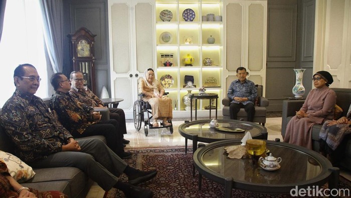 Sinta Wahid Bertemu JK, Dorong Pemilu Bersih dan Adil Sejumlah tokoh termasuk Sinta Nuriyah A. Wahid bertemu Jusuf Kalla. Mereka sepakat pemilu harus terselenggara dengan bersih dan adil.