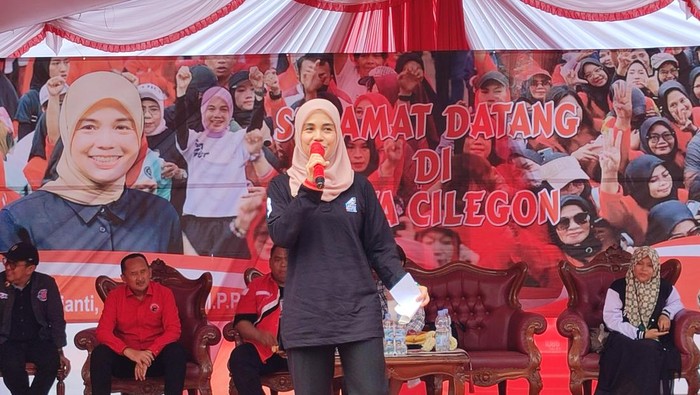 Siti Atikoh di Cilegon