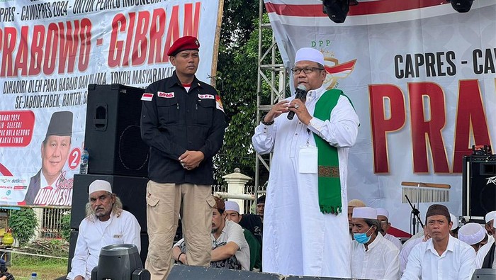 Skiber Doa dan Zikir Bersama untuk Kemenangan Prabowo-Gibran Sayap Kanan Indonesia Bersatu (Skiber) menggelar acara Gema Doa dan Zikir untuk Kemenangan Capres-Cawapres untuk Pemilu 2024 Indonesia yang Damai di Lapangan Sepak Bola Gedong, Condet, Jakarta Timur, Rabu (7/2/2024). Acara ini dilaksanakan guna mendukung pemenangan capres-cawapres nomor urut 2, Prabowo Subianto dan Gibran Rakabuming.