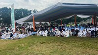Warga tampak memadati Lapangan Sepak Bola Gedong, Condet, Jakarta Timur. 