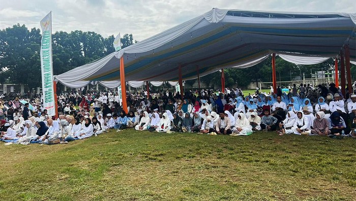 Skiber Doa dan Zikir Bersama untuk Kemenangan Prabowo-Gibran Sayap Kanan Indonesia Bersatu (Skiber) menggelar acara Gema Doa dan Zikir untuk Kemenangan Capres-Cawapres untuk Pemilu 2024 Indonesia yang Damai di Lapangan Sepak Bola Gedong, Condet, Jakarta Timur, Rabu (7/2/2024). Acara ini dilaksanakan guna mendukung pemenangan capres-cawapres nomor urut 2, Prabowo Subianto dan Gibran Rakabuming.