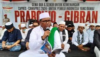 Ketua Umum Skiber, Al Habib Ahmad Ali bin Assegaf hadir langsung dalam Gema Doa dan Zikir di Lapangan Sepak Bola Gedong, Condet, Jakarta Timur, Rabu (7/2/2024).