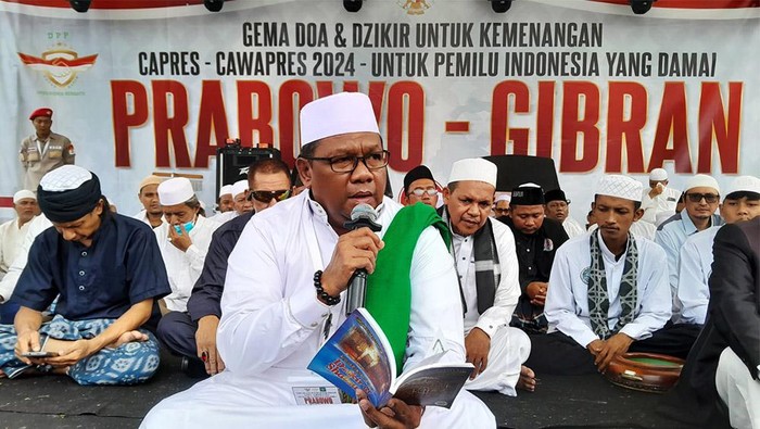 Skiber Doa dan Zikir Bersama untuk Kemenangan Prabowo-Gibran Sayap Kanan Indonesia Bersatu (Skiber) menggelar acara Gema Doa dan Zikir untuk Kemenangan Capres-Cawapres untuk Pemilu 2024 Indonesia yang Damai di Lapangan Sepak Bola Gedong, Condet, Jakarta Timur, Rabu (7/2/2024). Acara ini dilaksanakan guna mendukung pemenangan capres-cawapres nomor urut 2, Prabowo Subianto dan Gibran Rakabuming.