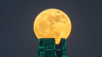 Karya Yasser Alomari dari Arab Saudi. Supermoon terjadi di puncak menara Dana Investasi Publik Saudi di Riyadh, Arab Saudi. Foto: Sony World Photography