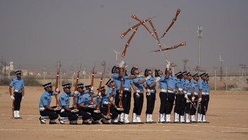 Karya Wasiri Gajaman dari Srilanka. Pertunjukan militer di festival gurun tahunan di Jaisalmer, Rajasthan, India. Foto: Sony World Photography