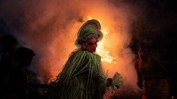 Karya Vinaya Mohan dari Uni Emirates Arab. Gulikan Theyyam (atau Guliga Theyyam) adalah sosok yang dipuja sebagai Dewa Siwa. Di wilayah Karnataka, dewa ini dipuja sebagai Guliga Daiva dalam Budaya Hindu. Ini adalah situasi fotografi cahaya rendah yang menantang, karena api adalah satu-satunya sumber cahaya. Manusia Dewa melompat ke dalam api dan bergerak sepanjang waktu, sehingga sangat sulit untuk mengambil foto dengan jelas. Foto: Sony World Photography