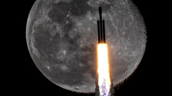 Karya Pascal Fouquet dari AS. Roket SpaceX Falcon Heavy transit di bulan membawa pesawat luar angkasa X-37B ke orbit. Gelombang kejut dari roket menyebabkan efek riak di seluruh bulan. Foto: Sony World Photography