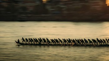 Karya Davuth Van dari Kamboja. Para peserta berlatih untuk Bon Om Touk, sebuah festival tradisional yang juga dikenal sebagai Festival Air Kamboja. Foto: Sony World Photography