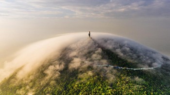 Karya Tran Tuan Viet dari Vietnam. Dengan ketinggian 996 meter, Gunung Ba Den di Tay Ninh merupakan gunung tertinggi di Delta Mekong Vietnam. Di puncaknya berdiri patung Bodhisattva yang terbuat dari lebih dari 170 ton perunggu merah. Dengan tinggi 72 meter, ini adalah patung Buddha perunggu tertinggi di Asia yang terletak di puncak gunung. Foto: Sony World Photography