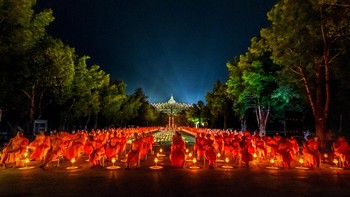 Karya Dhiky Aditya dari Indonesia. Hangatnya cahaya lampion menyinari hati para samanera pabbajja di pelataran Candi Borobudur, Indonesia. Foto: Sony World Photography