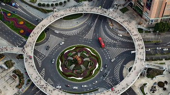 Karya Lim Chien Ting dari Malaysia. Desain Bundaran Cincin Mutiara di Beijing, Tiongkok, selaras sempurna dengan detail pola di sekitarnya. Foto: Sony World Photography