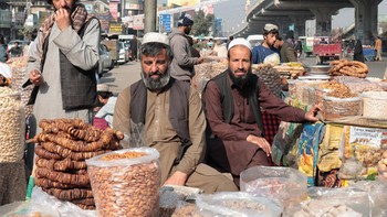 Karya Muhammad Saddique Inam dari Pakistan. Para lelaki Pashtun ini menjalankan pasar buah kering terbuka di sepanjang jalan utama di Kota Gujranwala, Pakistan, di tempat yang seharusnya menjadi halte bus. Foto ini diambil pada hari yang cerah dan cerah di musim dingin dan merupakan cerminan kehidupan di kota. Foto: Sony World Photography