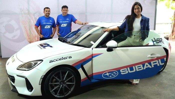 Subaru Dukung Indonesia Drift Series Chief Executive Officer Subaru Indonesia Arie Christopher (tengah) bersama Founder Indonesia Drift Series Akbar Rais (kiri) dan Peserta Women Drift Challenge Anindita Hidayat (kanan) berfoto di samping mobil Subaru BRZ saat peresmian kerja sama ajang Indonesia Drift Series 2024 di Serpong, Tangerang Selatan, Banten, Rabu (7/2/2024).