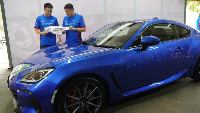 Chief Executive Officer Subaru Indonesia Arie Christopher (tengah) bersama Founder Indonesia Drift Series Akbar Rais (kiri) dan Peserta Women Drift Challenge Anindita Hidayat (kanan) berfoto di samping mobil Subaru BRZ saat peresmian kerja sama ajang Indonesia Drift Series 2024 di Serpong, Tangerang Selatan, Banten, Rabu (7/2/2024).