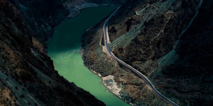 Sungai Yarlung Zangbo mengalir sepanjang 1.125 kilometer di sepanjang Daerah Otonomi Tibet, China.