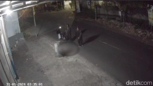 Tangkapan layar dua warga aniaya anjing liar di Mataram