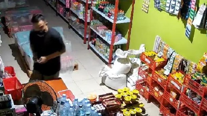 Tangkapan layar video pembobolan toko di Juwiring, Klaten.