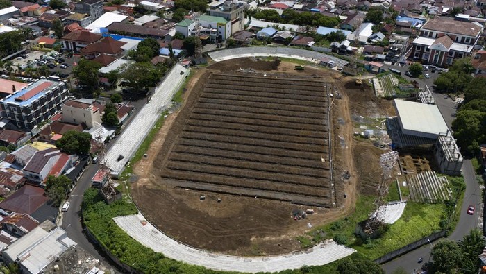 Sejumlah pekerja melakukan renovasi Stadion Gelora Kie Raha di Kota Ternate, Maluku Utara, Rabu (7/1/2024). Malut Maju Sejahtera (MMS) bekerja sama dengan Pemerintah Kota Ternate menargetkan renovasi seluruh bagian stadion Gelora Kie Raha yang berkapasitas 15 ribu penonton tersebut dapat selesai pada Juni 2024 dengan anggaran mencapai Rp11,1 miliar yang akan dijadikan sebagai home base bagi tim liga 2 PSSI Malut United dan menjadi salah satu proyek strategis pemerintah daerah sehingga dapat memberikan dampak positif bagi perekonomian warga setempat.  ANTARA FOTO/Andri Saputra/Spt.