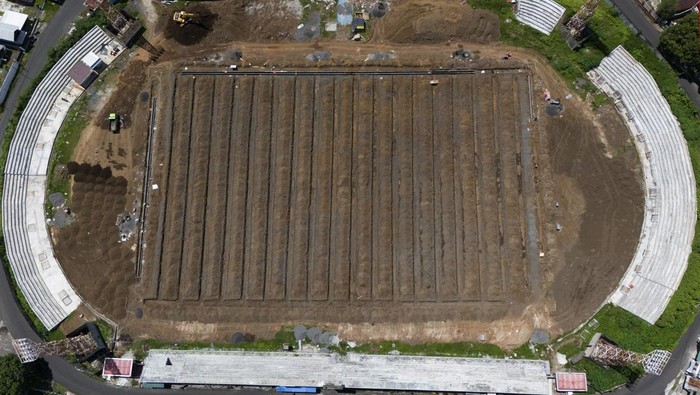 Sejumlah pekerja melakukan renovasi Stadion Gelora Kie Raha di Kota Ternate, Maluku Utara, Rabu (7/1/2024). Malut Maju Sejahtera (MMS) bekerja sama dengan Pemerintah Kota Ternate menargetkan renovasi seluruh bagian stadion Gelora Kie Raha yang berkapasitas 15 ribu penonton tersebut dapat selesai pada Juni 2024 dengan anggaran mencapai Rp11,1 miliar yang akan dijadikan sebagai home base bagi tim liga 2 PSSI Malut United dan menjadi salah satu proyek strategis pemerintah daerah sehingga dapat memberikan dampak positif bagi perekonomian warga setempat.  ANTARA FOTO/Andri Saputra/Spt.