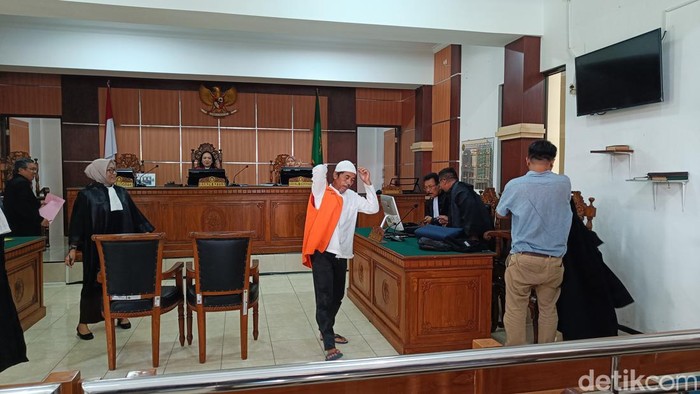 Terdakwa kasus pembunuhan 7 bayi hasil hubungan inses di Purwokerto, Rudi (57) saat menjalani sidang putusan di Pengadilan Negeri Purwokerto, Rabu (7/2/2024).