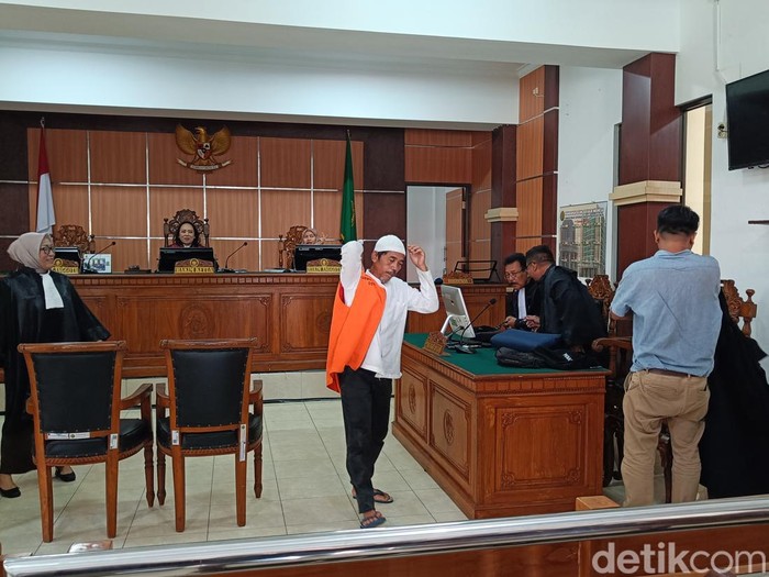 Terdakwa kasus pembunuhan 7 bayi hasil hubungan inses di Purwokerto, Rudi (57) saat menjalani sidang putusan di Pengadilan Negeri Purwokerto, Rabu (7/2/2024).