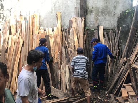 Tim Damkarmat Kota Jogja mengevakuasi ular sanca 3,5 meter yang bersembunyi di kediaman warga Sutopadan, Ngestiharjo, Kasihan, Kabupaten Bantul, Rabu (7/2/2024).