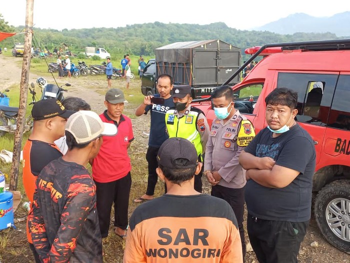 Tim SAR dan personel Polsek Wuryantoro, Wonogiri, seusai mengevakuasi jasad petani nila yang tenggelam di Waduk Gajah Mungkur Wonogiri, Rabu (7/2/2024).