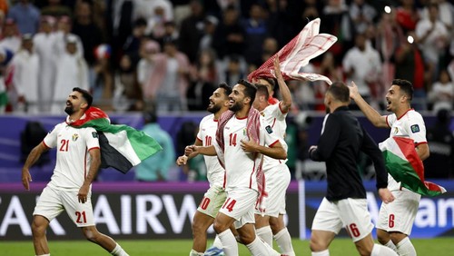 Soccer Football - AFC Asian Cup - Semi Final - Jordan v South Korea - Ahmed bin Ali Stadium, Al Rayyan, Qatar - February 6, 2024 Jordans Rajaei Ayed and teammates celebrate after reaching the AFC Asian Cup final REUTERS/Thaier Al-Sudani