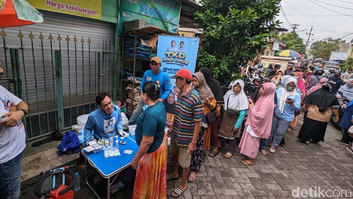 TKD Jatim Prabowo-Gibran saat terjun ke Manukan Atas Surabaya bagikan bantuan pascabanjir.