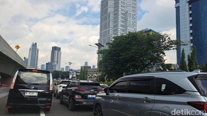 Tol Cawang macet parah imbas kepadatan volume kendaraan di Mampang