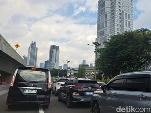 Perempatan Mampang Macet Parah sampai ke Tol Cawang