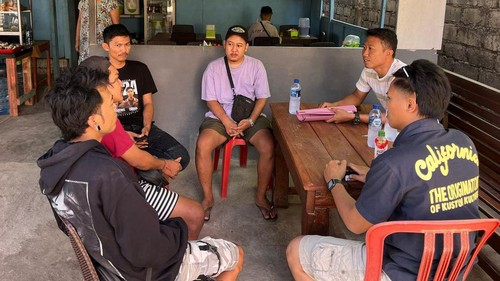 Unit Reserse Kriminal Polsek Nusa penida saat memeriksa tiga kurir jasa pengiriman paket, Rabu (7/2/2024). (dok. Polsek Nusa Penida)