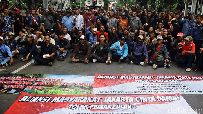 Massa melakukan aksi unjuk rasa menolak pemakzulan presiden dan politisasi kampus di kawasan Patung Kuda Arjuna Wiwaha, Jl Medan Merdeka Barat, Jakarta Pusat, Rabu (7/2/2024). Mereka menyatakan dukungannya terhadap Presiden Jokowi hingga masa kepemimpinan berakhir pada 20 Oktober 2024. Selain itu, mereka menilai sivitas akademika dan guru besar yang mengkritik pemerintahan sebagai tindakan partisan dan bagian dari politisasi kampus. Aksi berlangsung tertib.