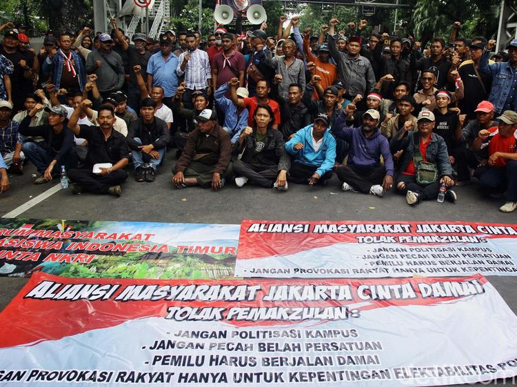 Lihat Lagi Aksi Tolak Politisasi Kampus di Patung Kuda