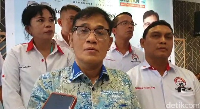 Wakil Ketua Dewan Pakar Tim Kampanye Nasional (TKN) Prabowo-Gibran, Budiman Sudjatmiko saat diwawancarai di Jalan HM Said, Kota Medan. (Goklas Wisely/detikSumut)