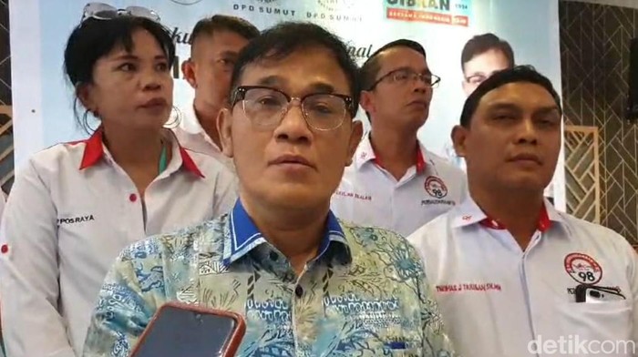 Wakil Ketua Dewan Pakar Tim Kampanye Nasional (TKN) Prabowo-Gibran, Budiman Sudjatmiko saat diwawancarai di Jalan HM Said, Kota Medan. (Goklas Wisely/detikSumut)